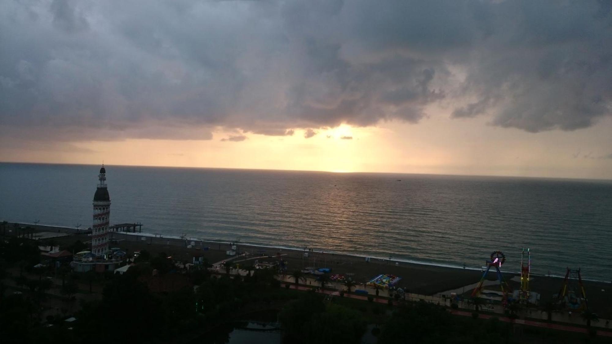 E&S Apartment - Sunset & Sea View Батумі Екстер'єр фото